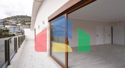 Просторий пентхаус з видом на море в центрі Аланії Просторий пентхаус з видом на море в центрі Аланії