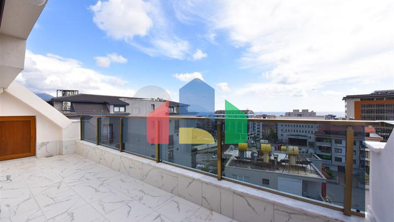 Просторий пентхаус з видом на море в центрі Аланії