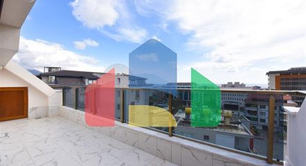 Просторий пентхаус з видом на море в центрі Аланії Просторий пентхаус з видом на море в центрі Аланії