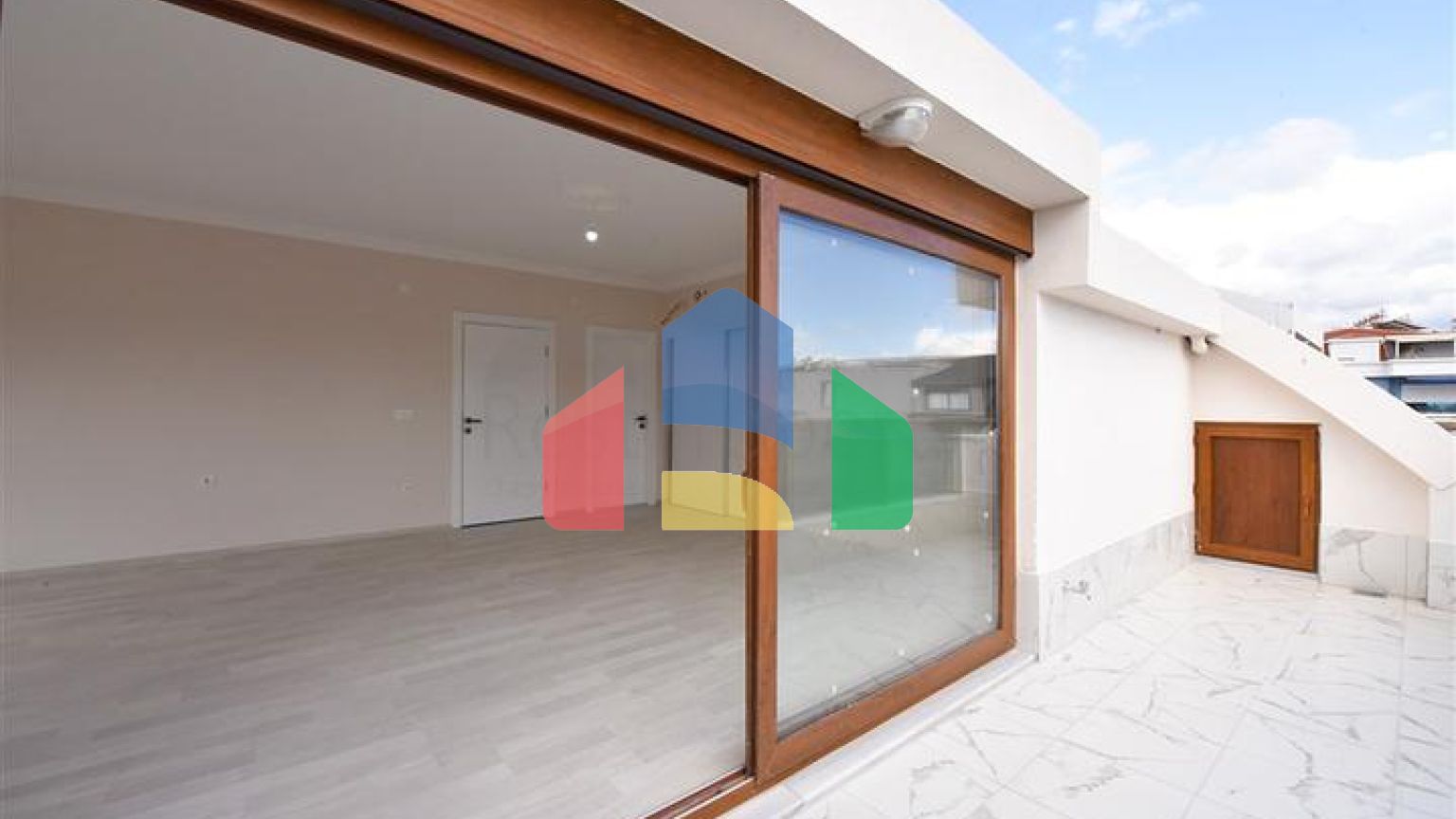 Просторий пентхаус з видом на море в центрі Аланії