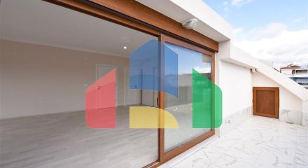 Просторий пентхаус з видом на море в центрі Аланії Просторий пентхаус з видом на море в центрі Аланії