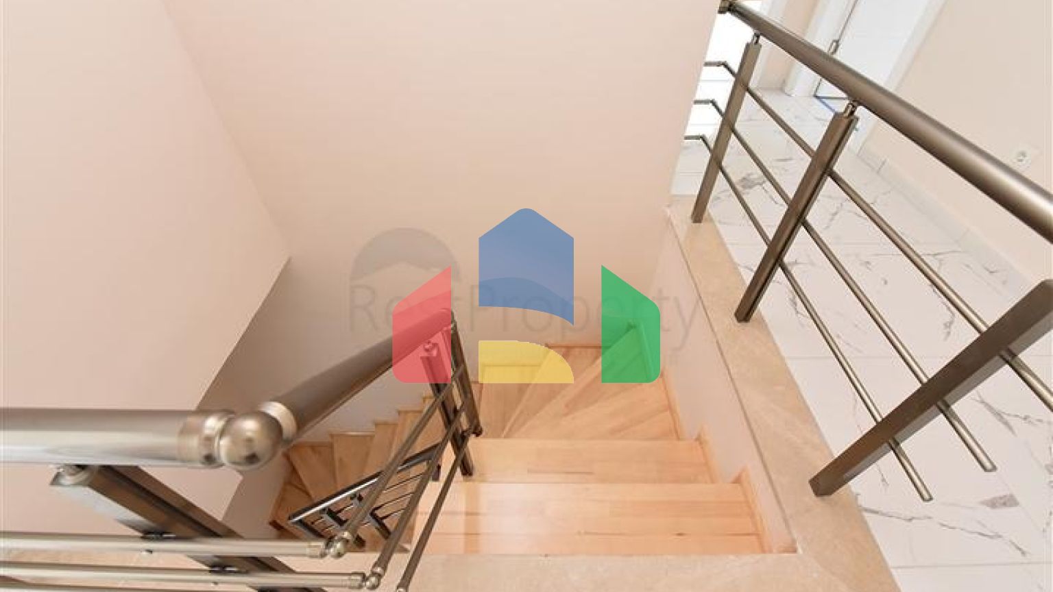 Просторий пентхаус з видом на море в центрі Аланії