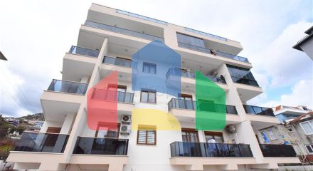 Просторий пентхаус з видом на море в центрі Аланії Просторий пентхаус з видом на море в центрі Аланії