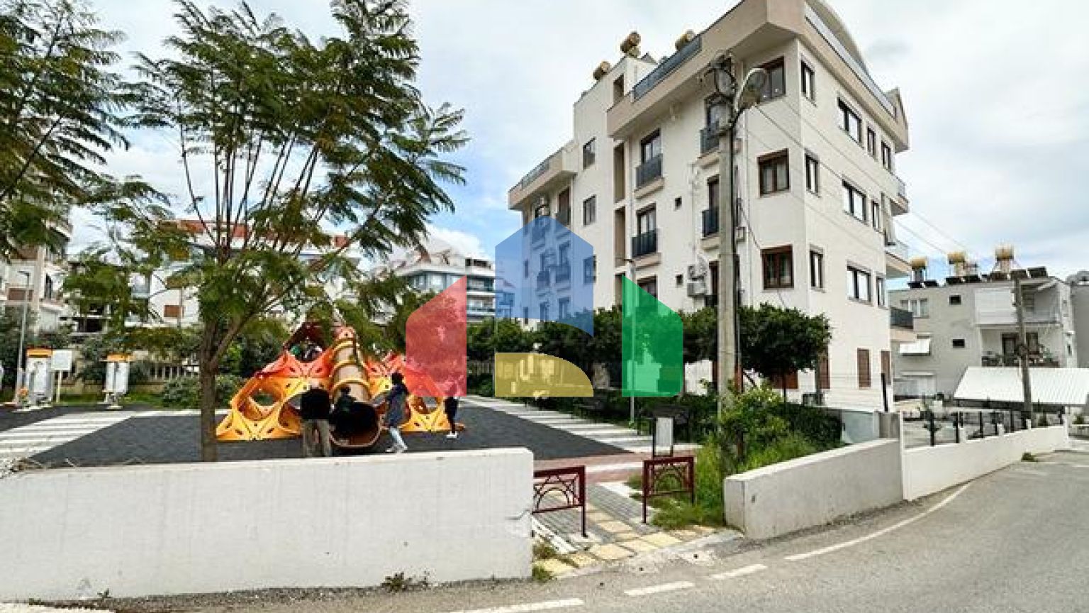 Просторий пентхаус з видом на море в центрі Аланії