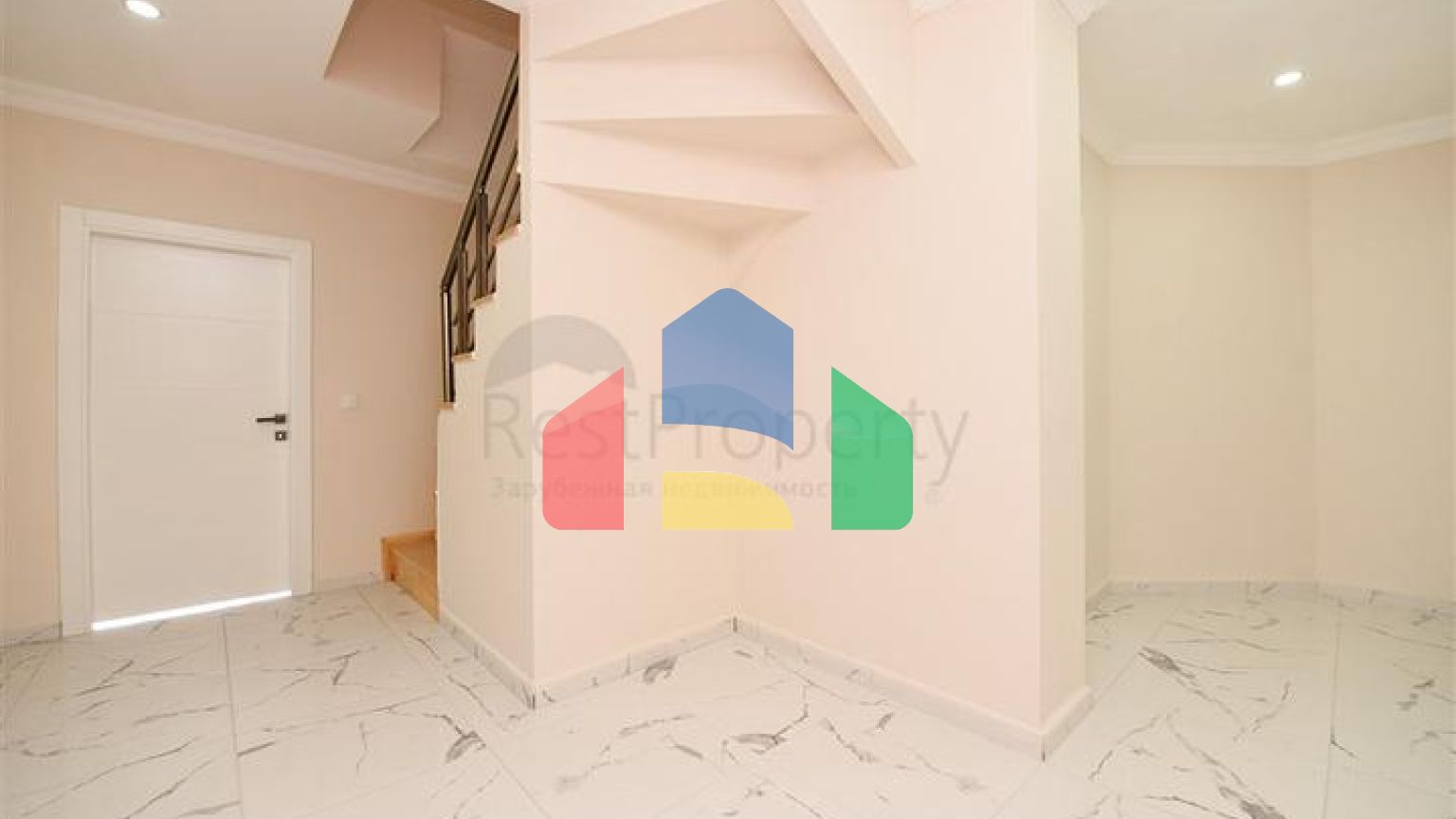 Просторий пентхаус з видом на море в центрі Аланії