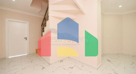 Просторий пентхаус з видом на море в центрі Аланії Просторий пентхаус з видом на море в центрі Аланії