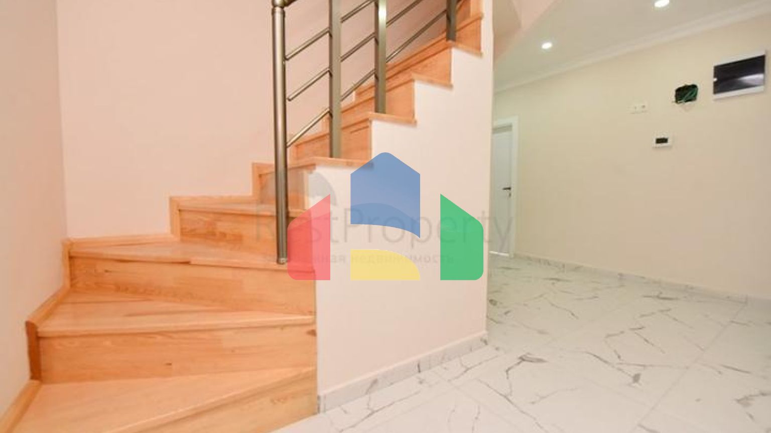 Просторий пентхаус з видом на море в центрі Аланії