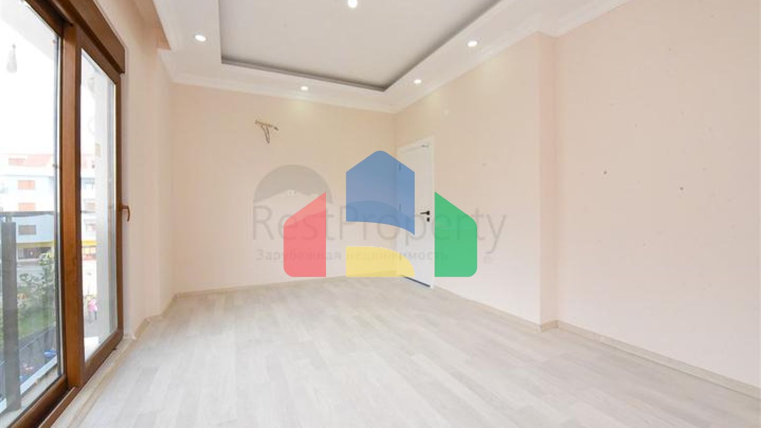 Просторий пентхаус з видом на море в центрі Аланії