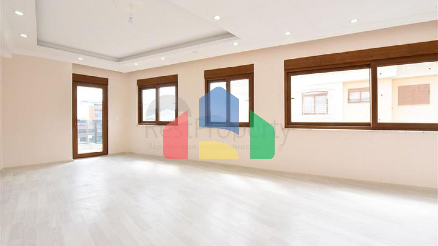 Просторий пентхаус з видом на море в центрі Аланії