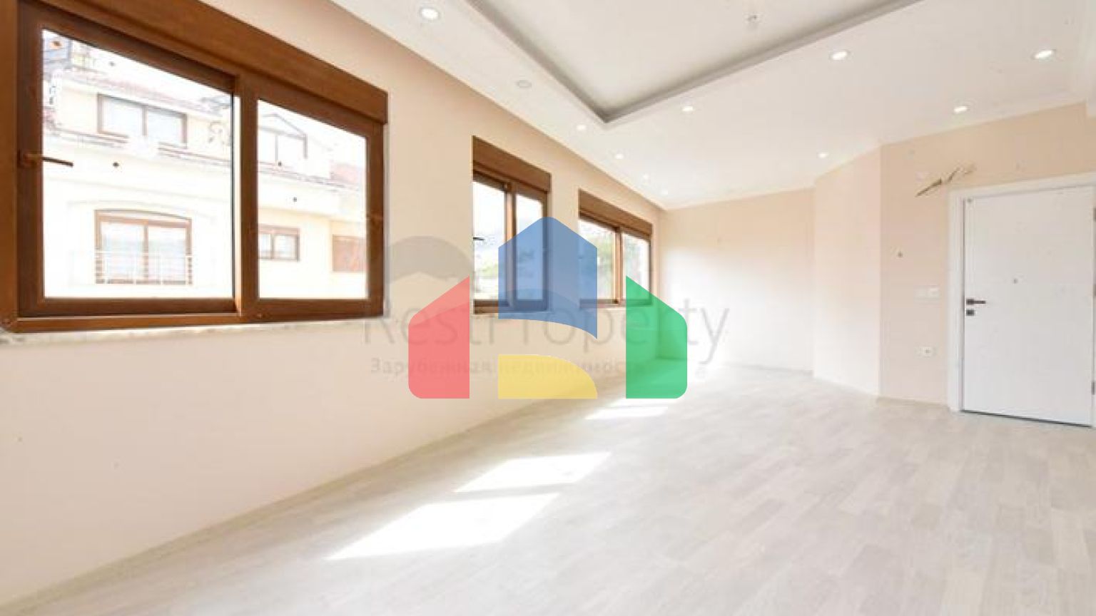 Просторий пентхаус з видом на море в центрі Аланії