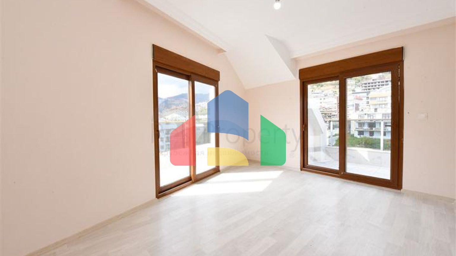 Просторий пентхаус з видом на море в центрі Аланії