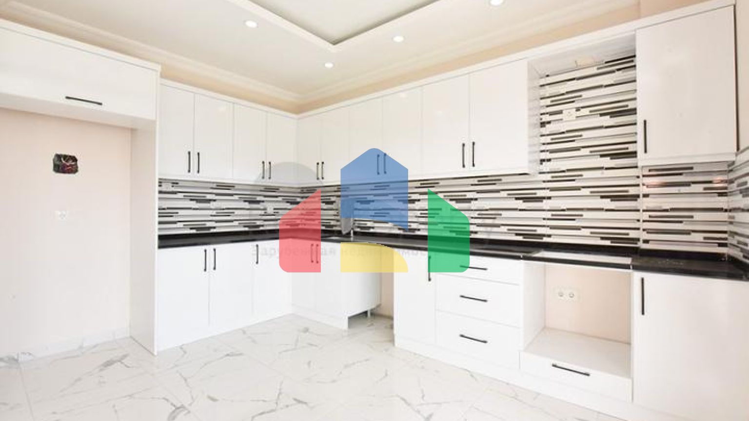 Просторий пентхаус з видом на море в центрі Аланії