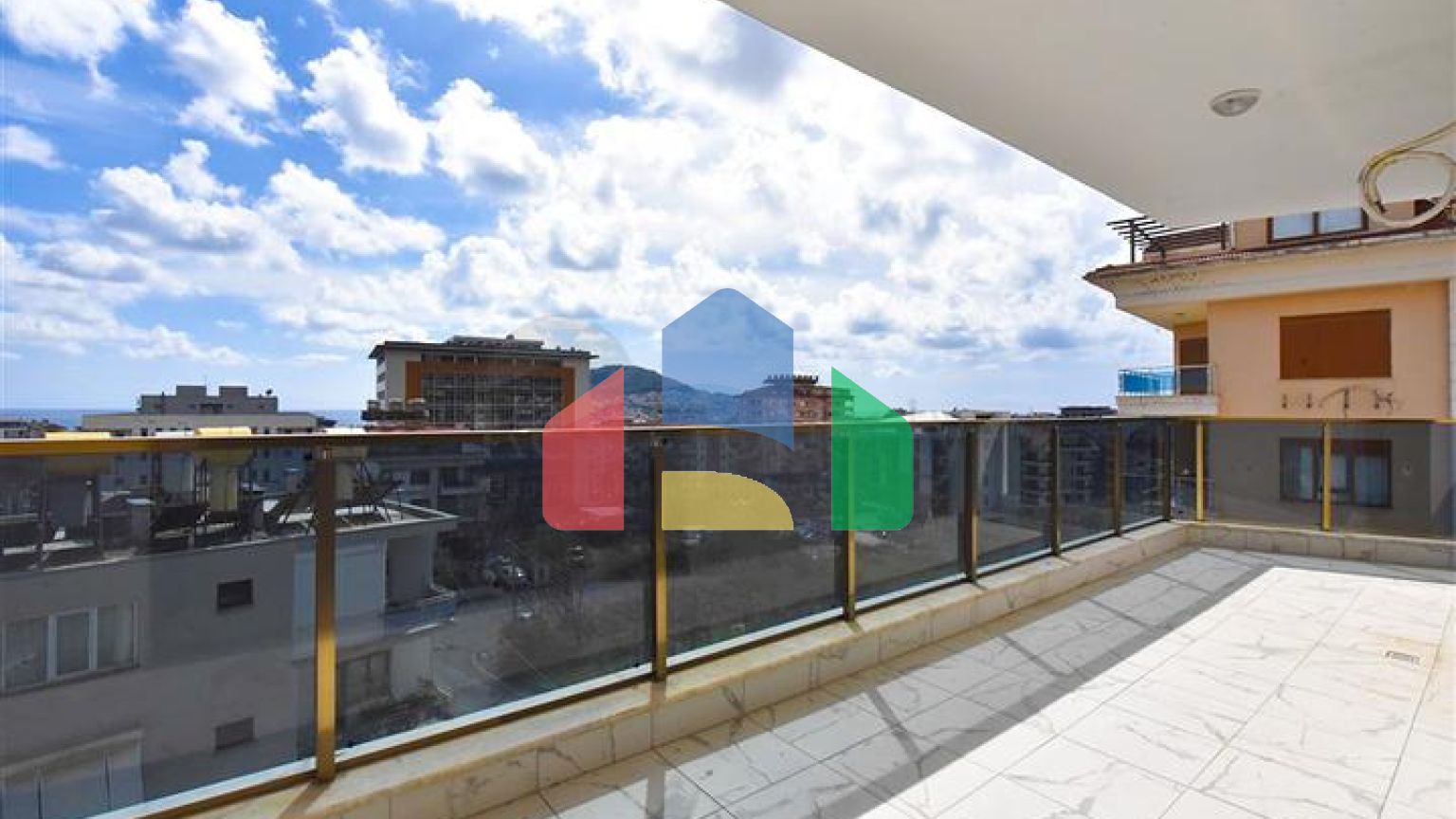 Просторий пентхаус з видом на море в центрі Аланії