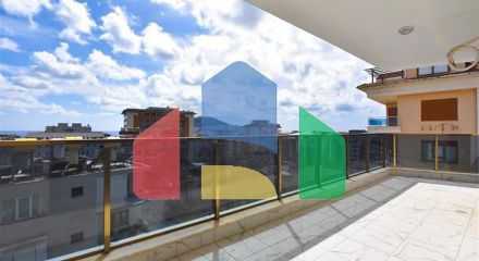 Просторий пентхаус з видом на море в центрі Аланії Просторий пентхаус з видом на море в центрі Аланії