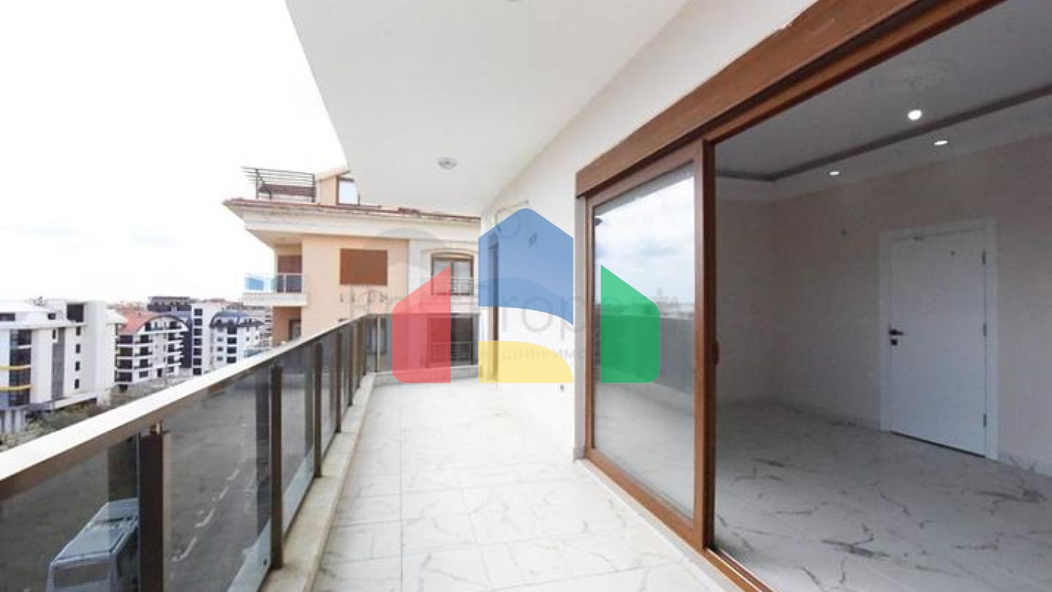 Просторий пентхаус з видом на море в центрі Аланії