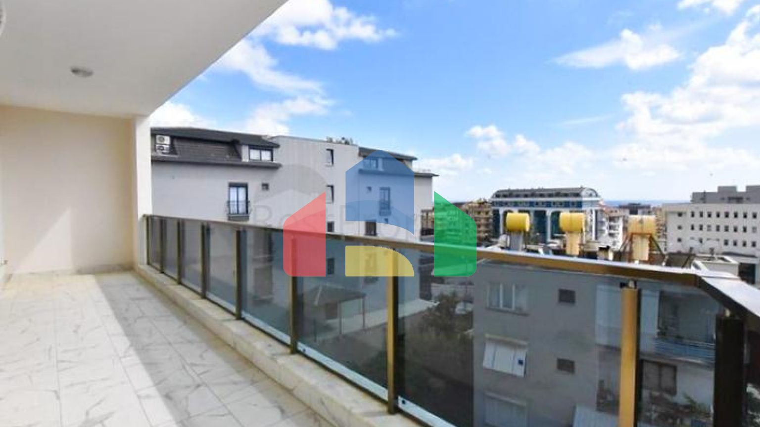 Просторий пентхаус з видом на море в центрі Аланії