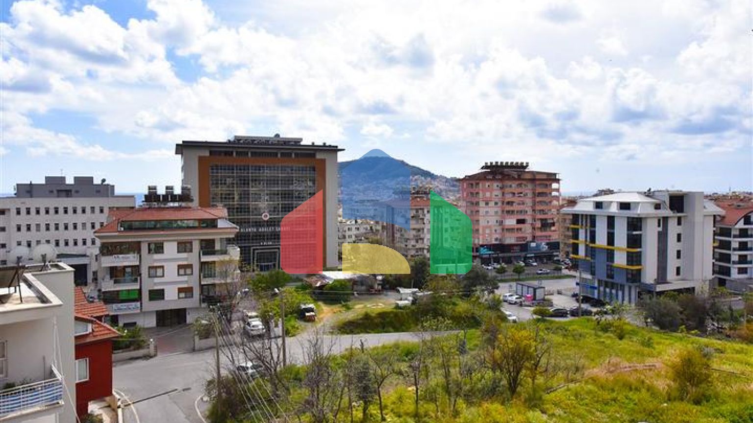 Просторий пентхаус з видом на море в центрі Аланії