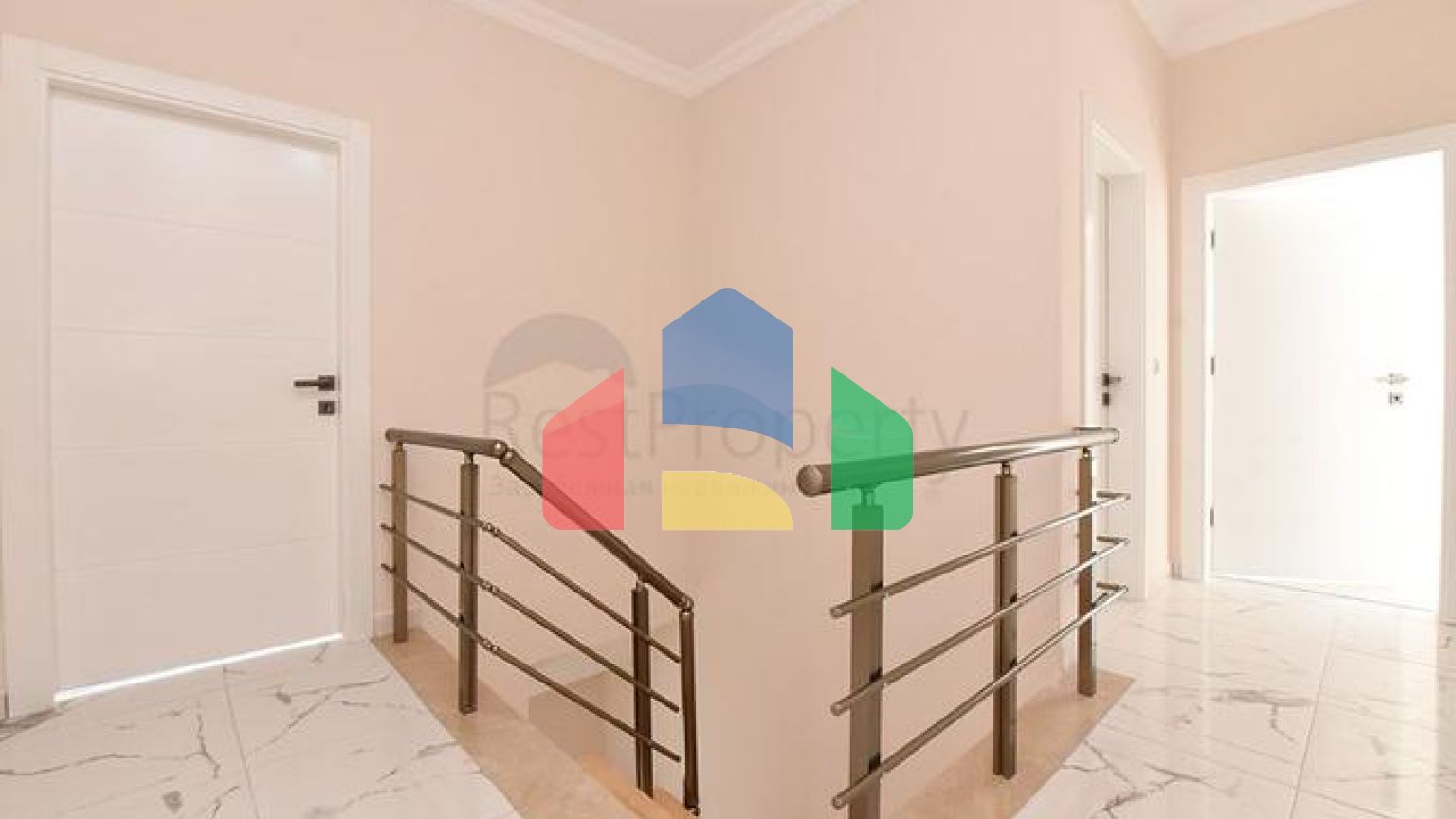 Просторий пентхаус з видом на море в центрі Аланії