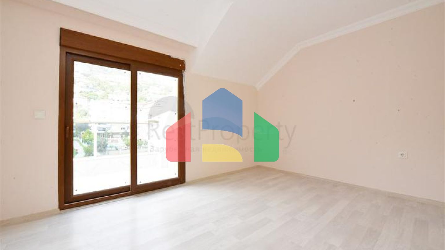 Просторий пентхаус з видом на море в центрі Аланії