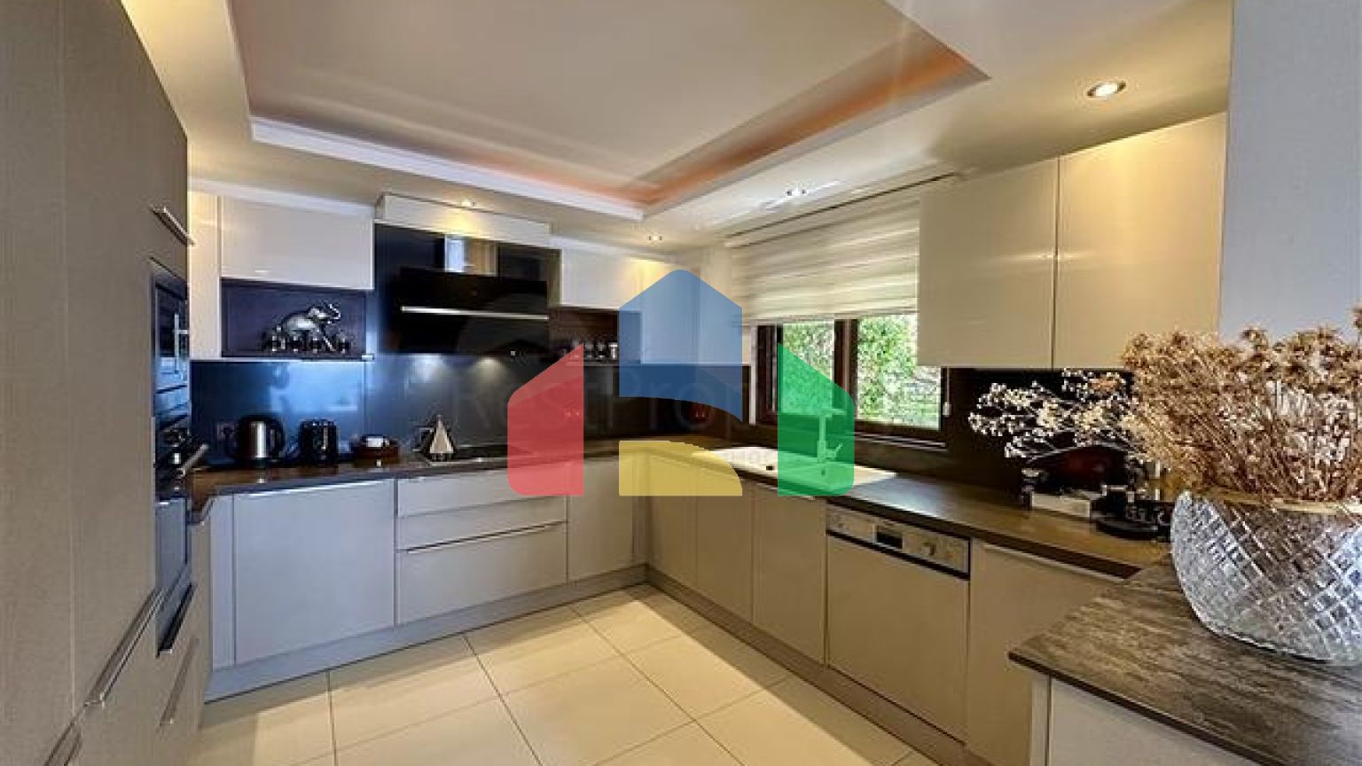 Затишна вілла з видом на море і садом в одному з наймальовничіших районів Аланії