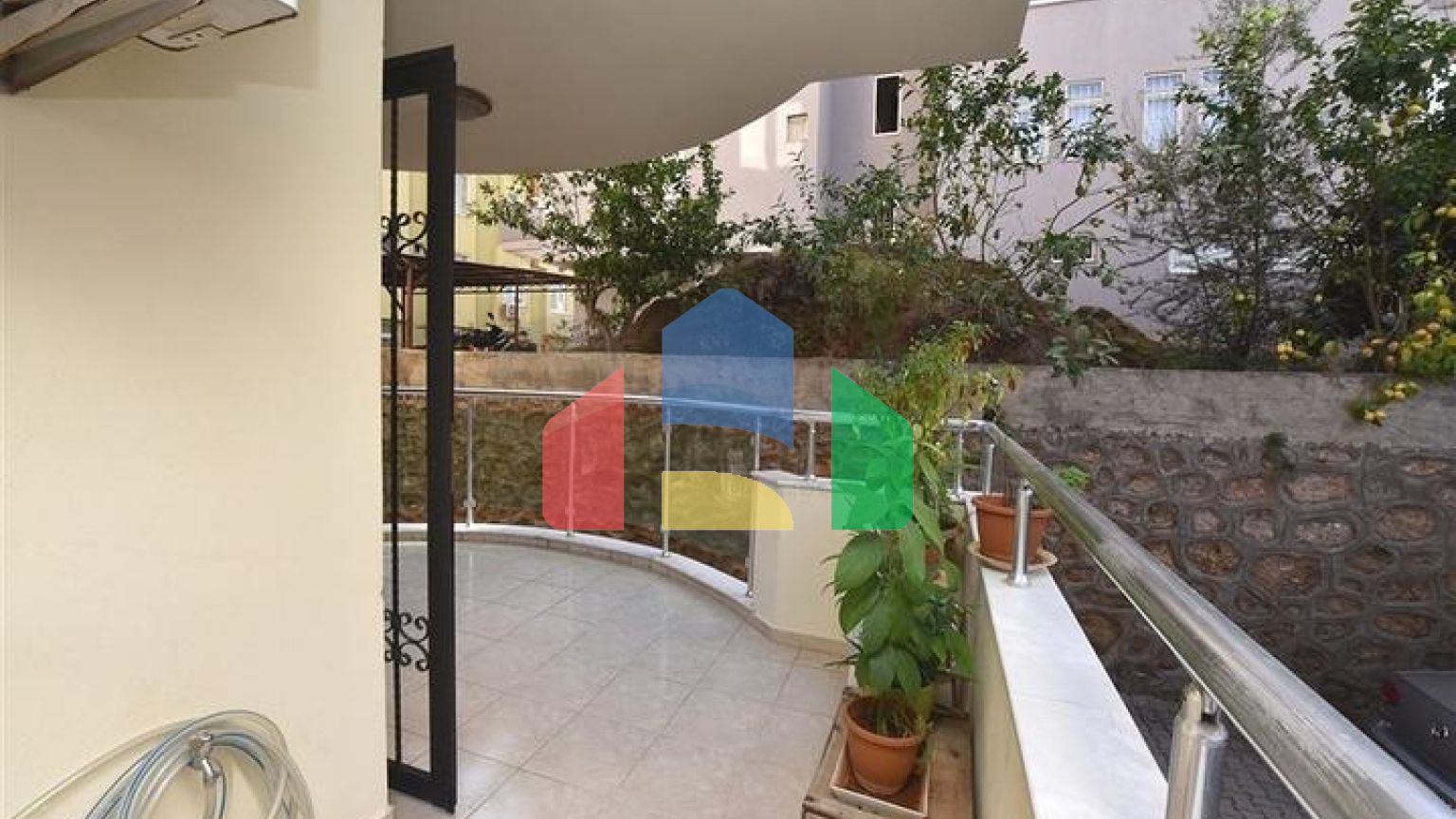 Трикімнатна квартира в центрі Аланії