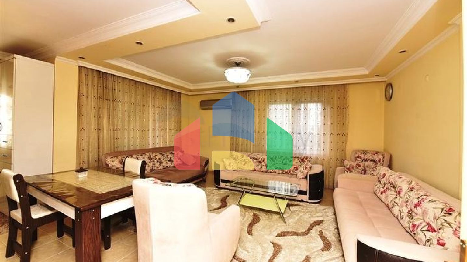 Трикімнатна квартира в центрі Аланії