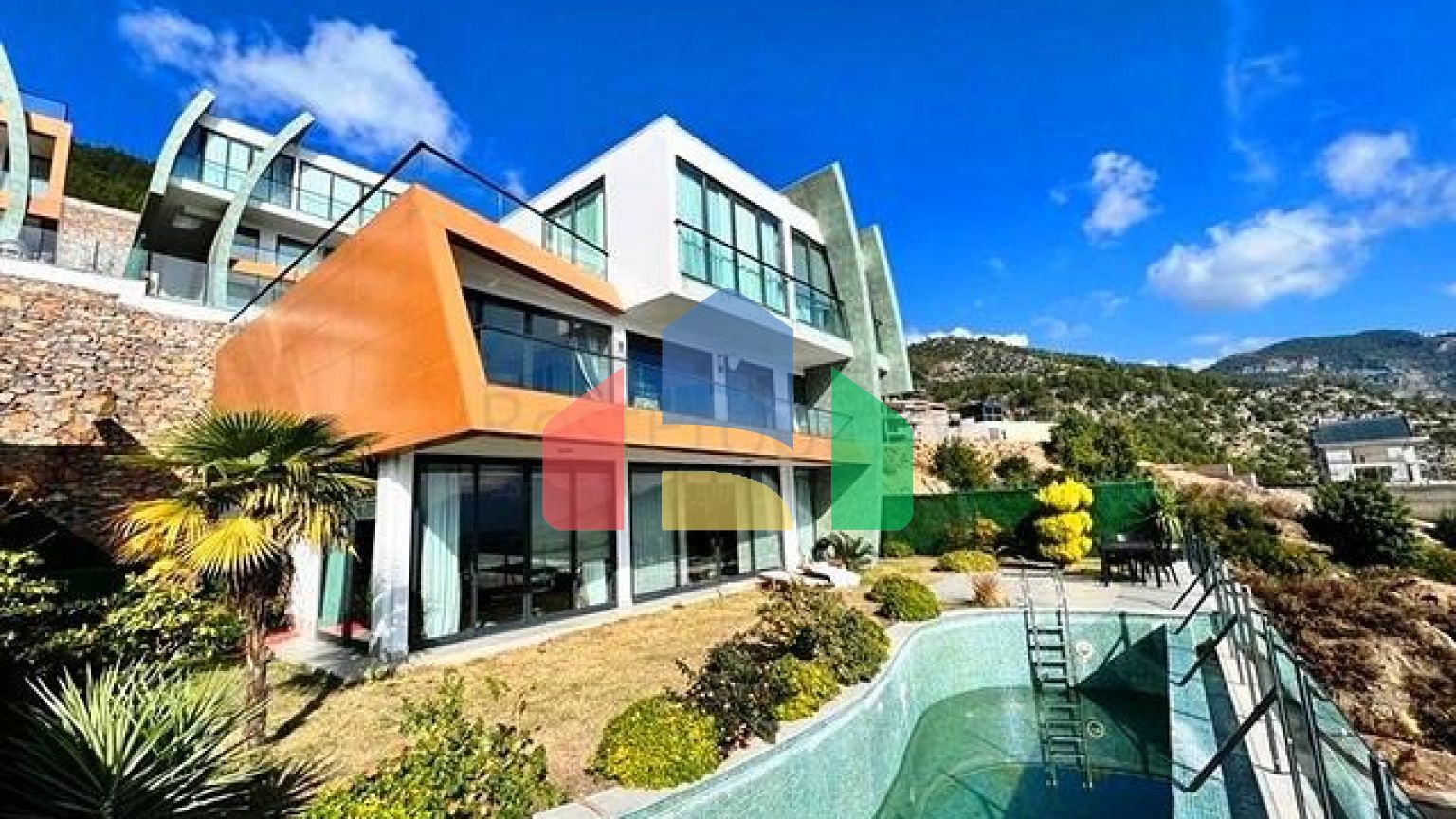 Вилла планировки 5+1 с шикарным видом на Аланию