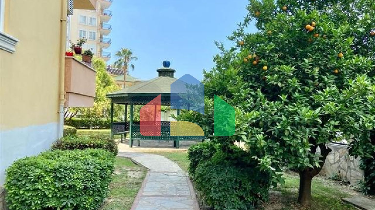 Апартаменти 2 + 1 в центрі Аланії з панорамним видом на море