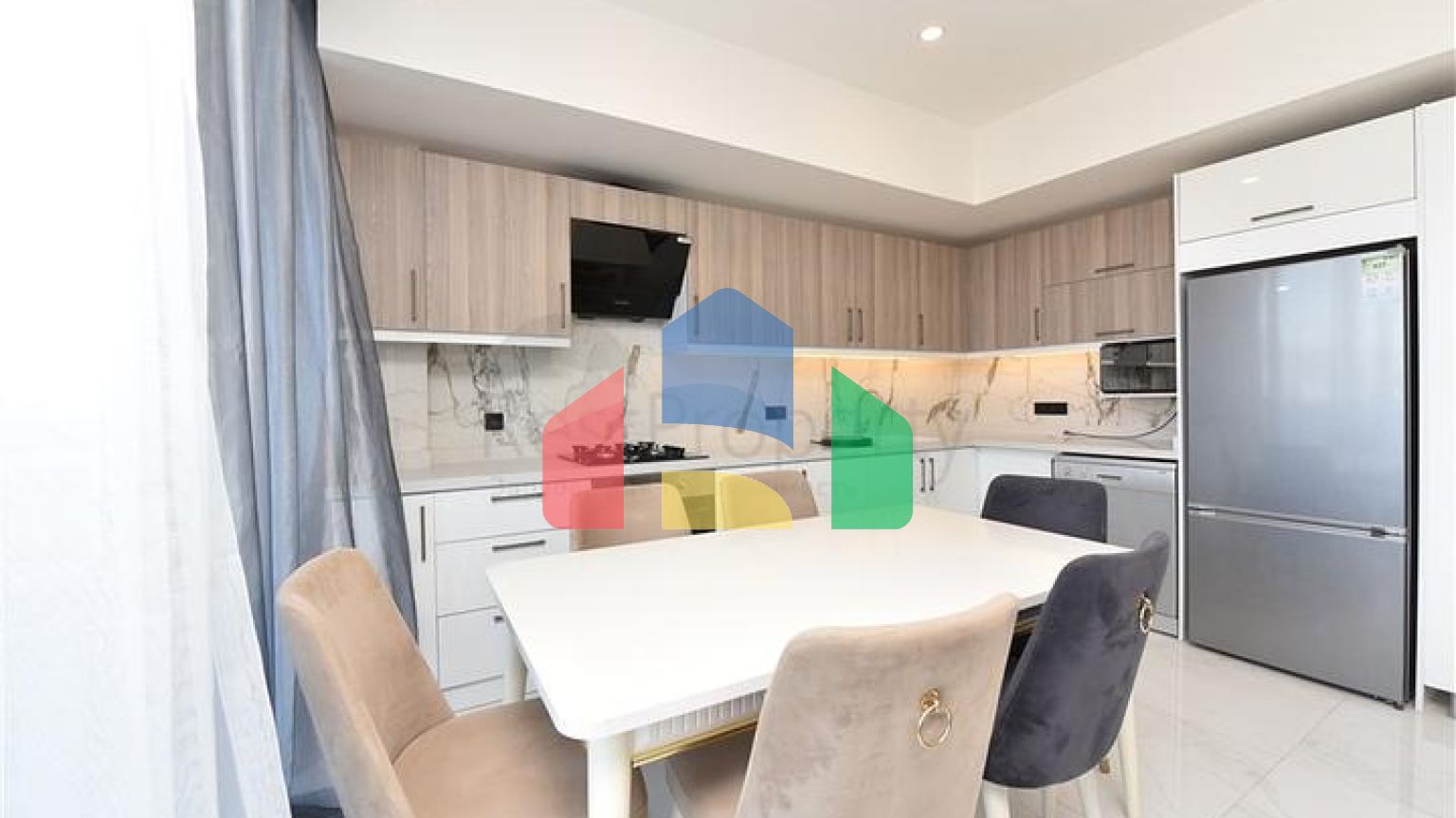 Шикарний пентхаус плануванням 2 + 1 на Клеопатрі