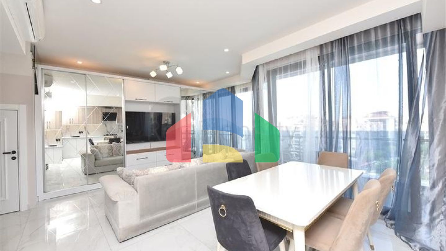 Шикарний пентхаус плануванням 2 + 1 на Клеопатрі