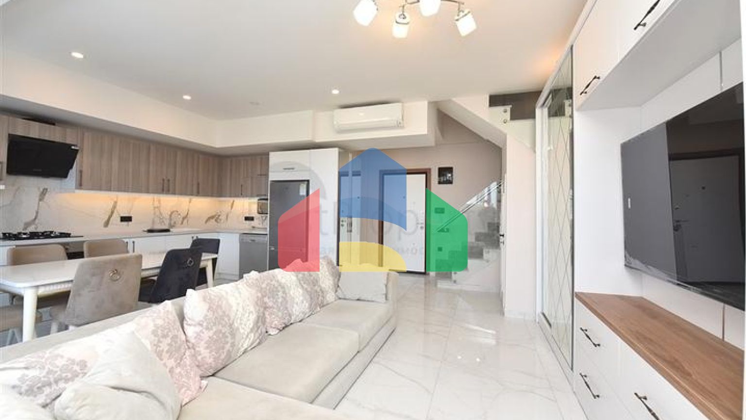 Шикарний пентхаус плануванням 2 + 1 на Клеопатрі