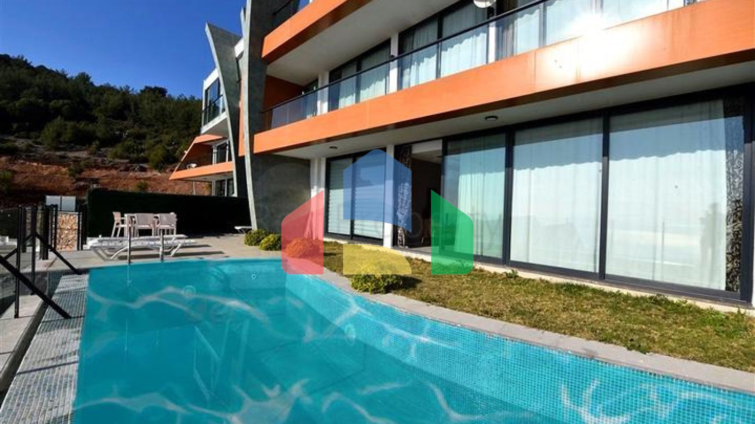 Шикарная меблированная вилла планировкой 5+1 в центре Алании