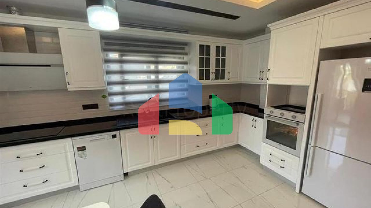 Шикарна квартира плануванням 3 + 1 з окремою кухнею в центральній частині Аланії