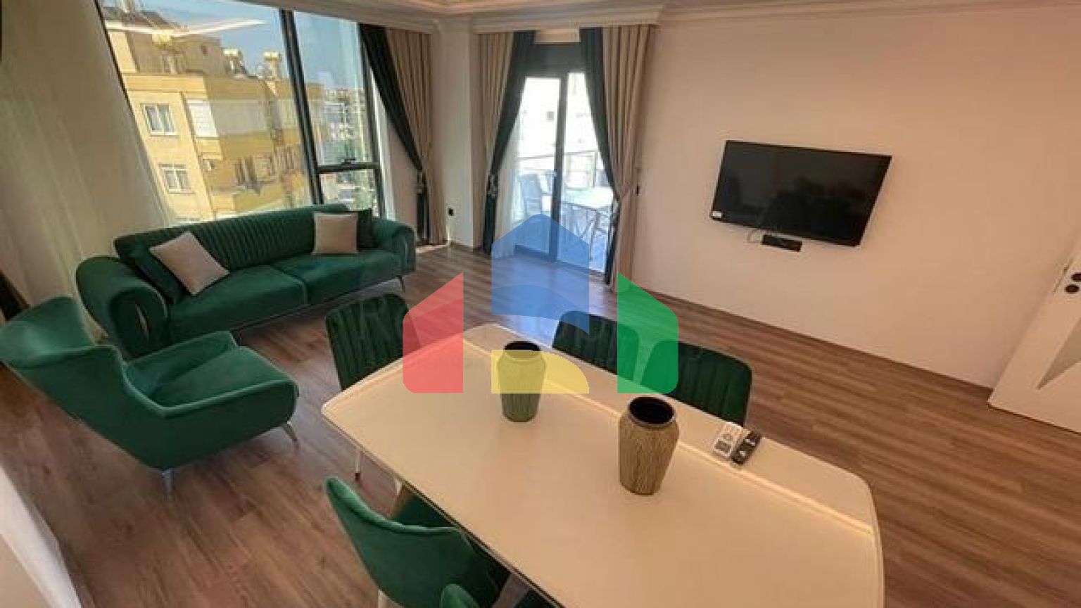 Шикарна квартира плануванням 3 + 1 з окремою кухнею в центральній частині Аланії