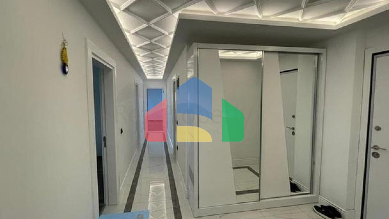 Шикарна квартира плануванням 3 + 1 з окремою кухнею в центральній частині Аланії