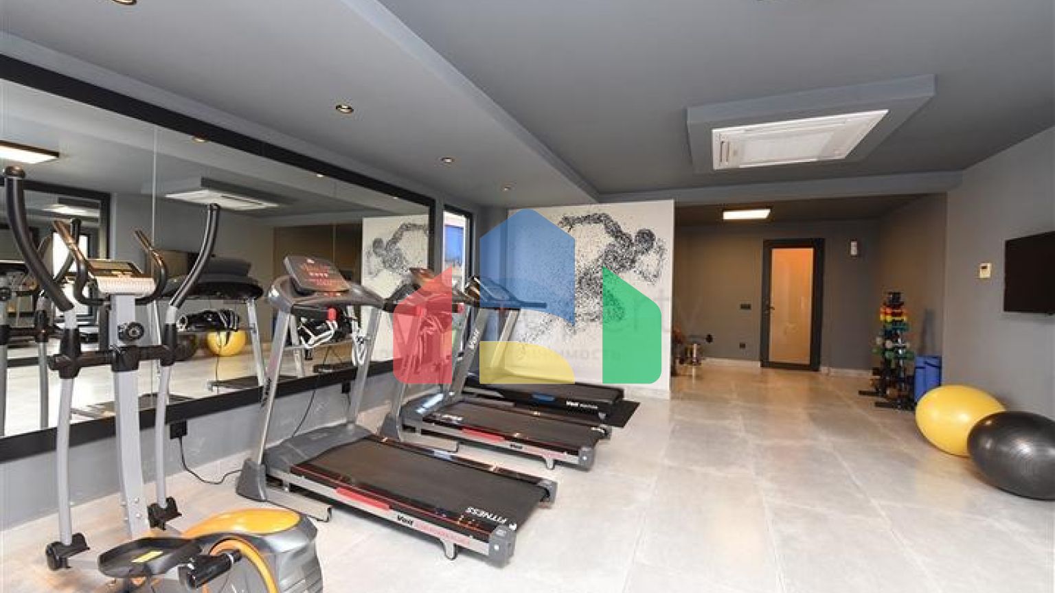 Шикарна квартира плануванням 3 + 1 з окремою кухнею в центральній частині Аланії