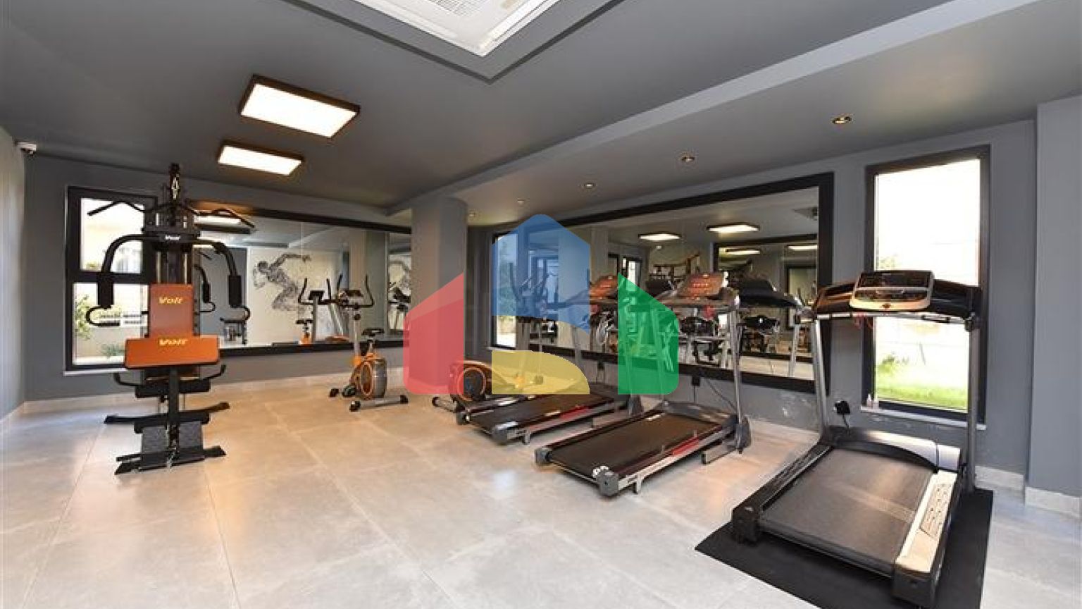 Шикарна квартира плануванням 3 + 1 з окремою кухнею в центральній частині Аланії