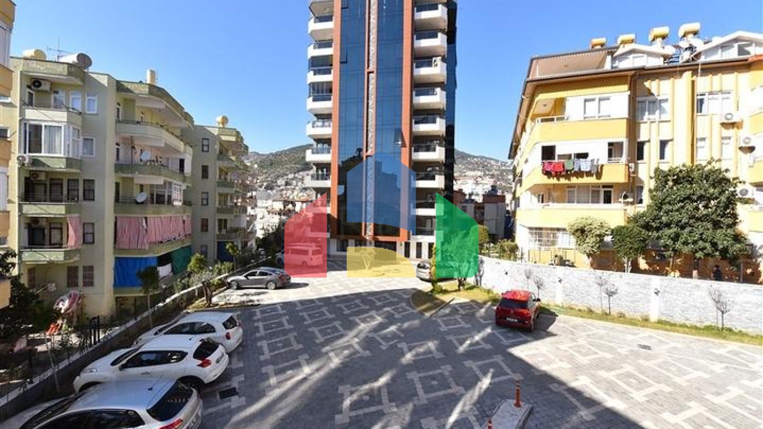 Шикарна квартира плануванням 3 + 1 з окремою кухнею в центральній частині Аланії