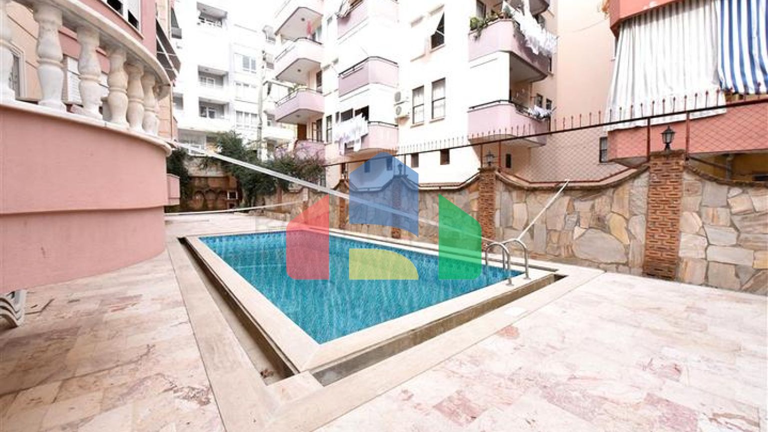 Квартира планировкой 2+1 в 400 метрах от пляжа  Клеопатры