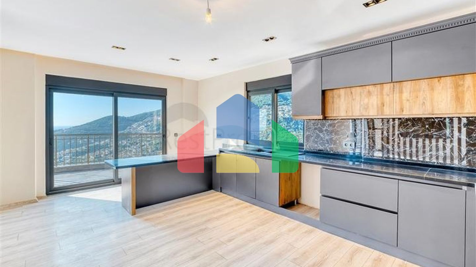 Вілли з видом на море в центральному районі Аланії