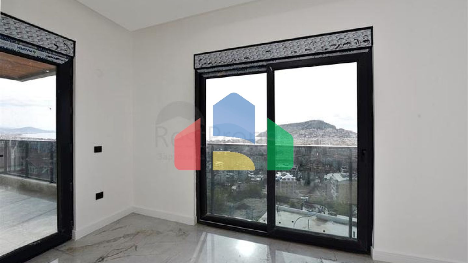 Квартира 3+1 в новом комплексе с видом на море и крепость Алании