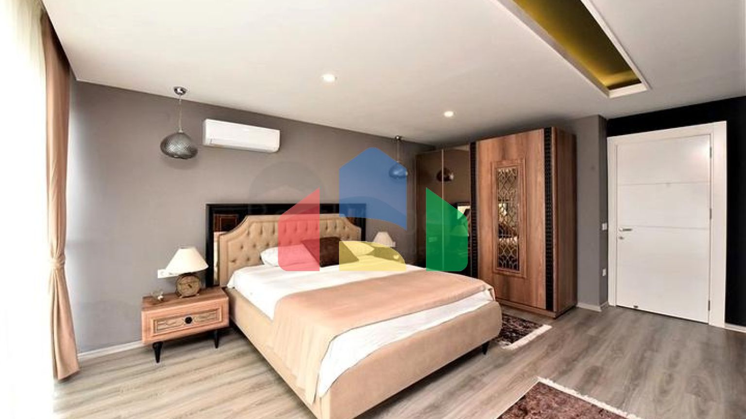 Трехэтажная вилла планировкой 5+1 в самом центре Алании