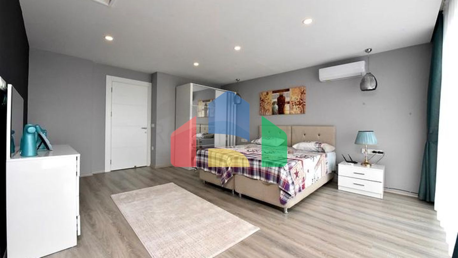 Трехэтажная вилла планировкой 5+1 в самом центре Алании