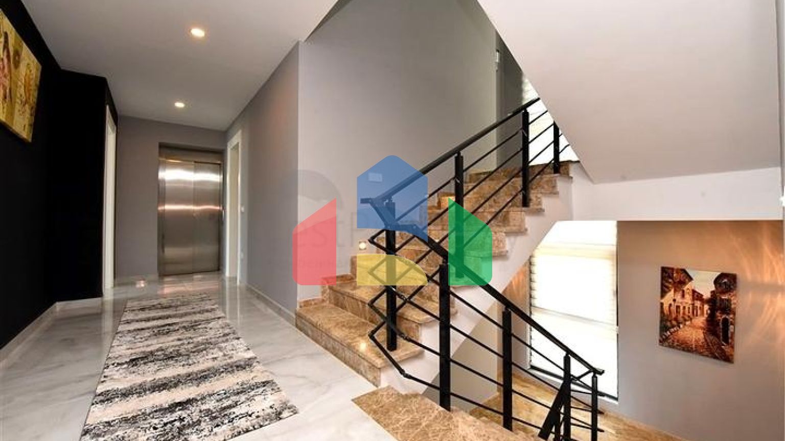 Трехэтажная вилла планировкой 5+1 в самом центре Алании