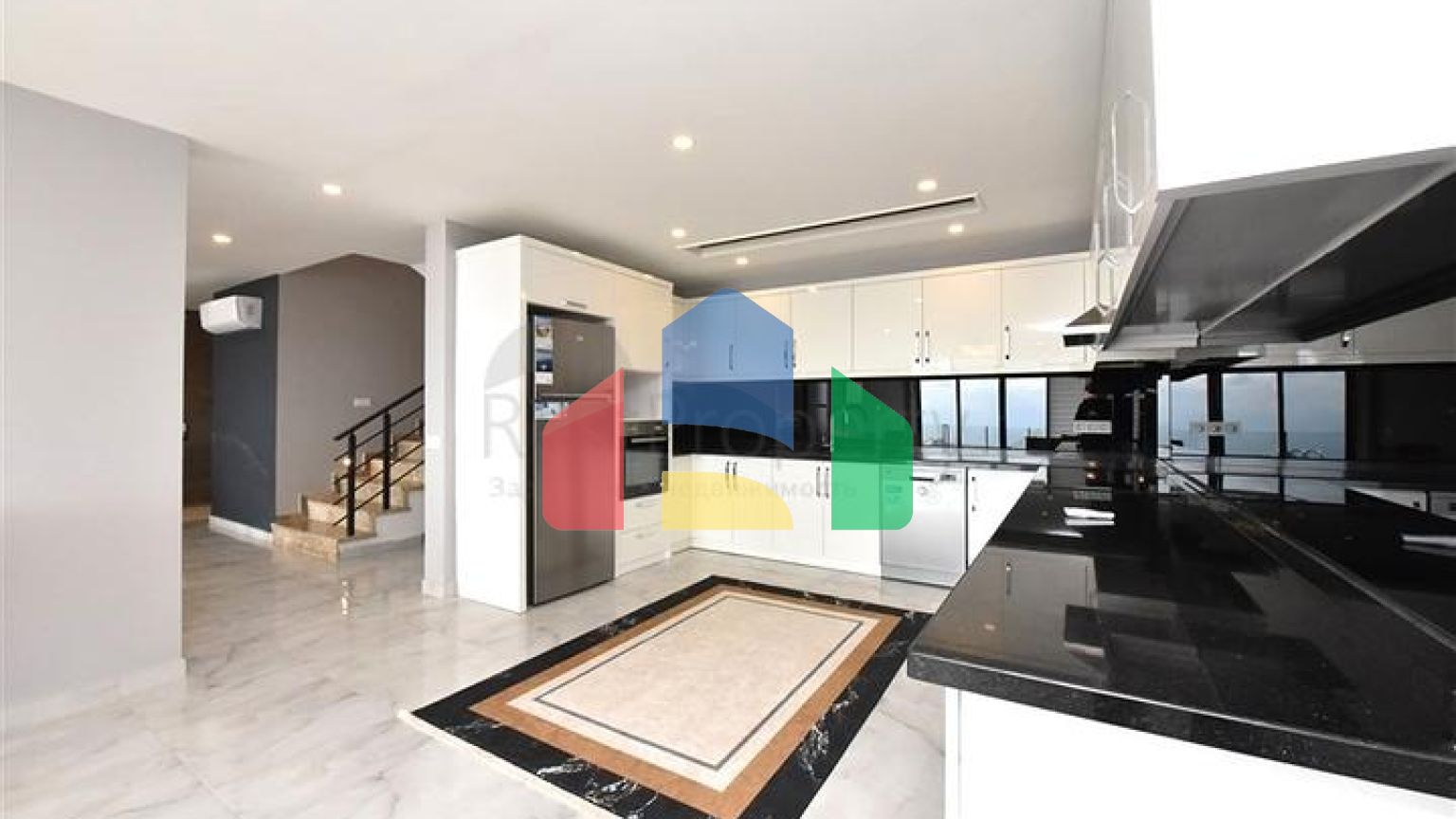 Трехэтажная вилла планировкой 5+1 в самом центре Алании