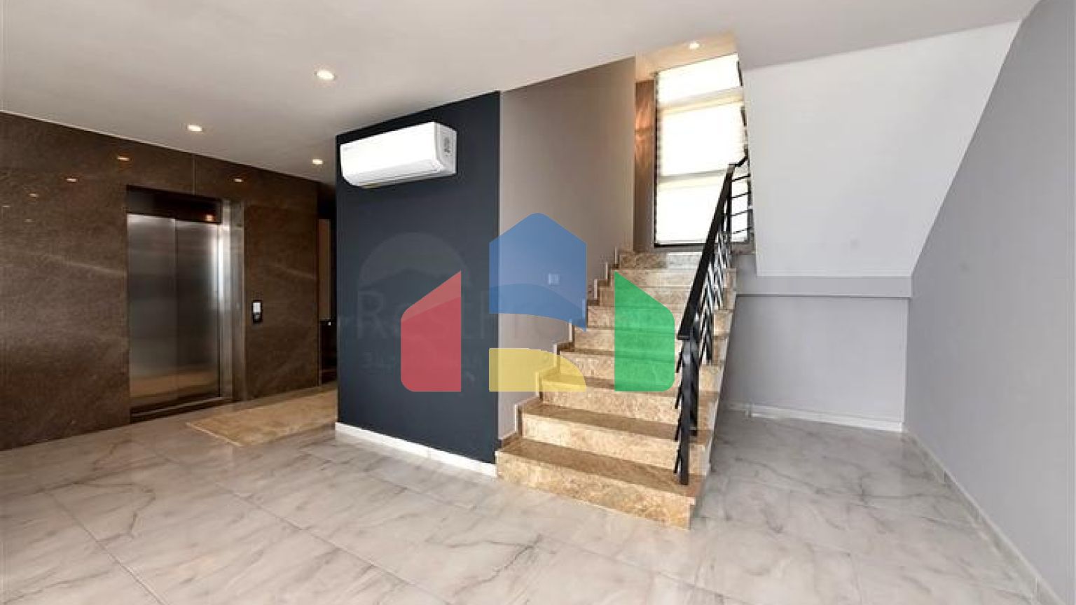 Трехэтажная вилла планировкой 5+1 в самом центре Алании