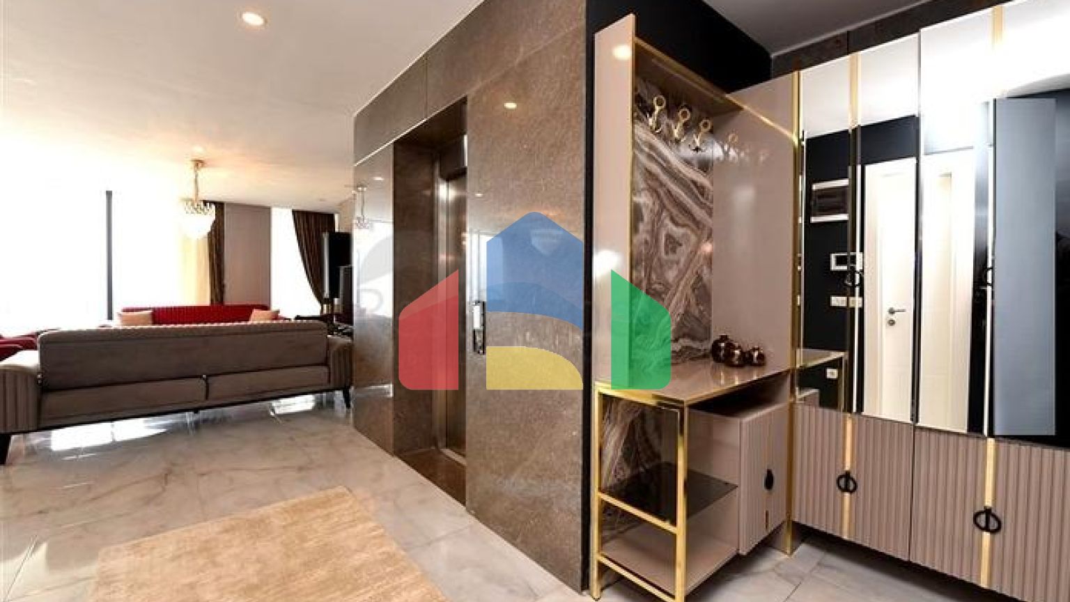 Трехэтажная вилла планировкой 5+1 в самом центре Алании