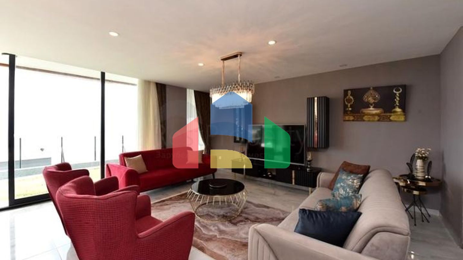 Трехэтажная вилла планировкой 5+1 в самом центре Алании