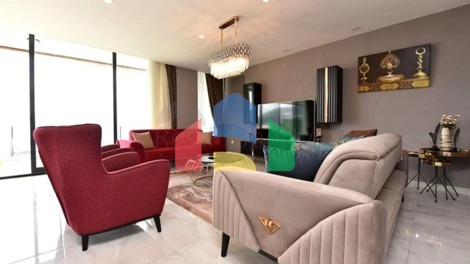 Трехэтажная вилла планировкой 5+1 в самом центре Алании