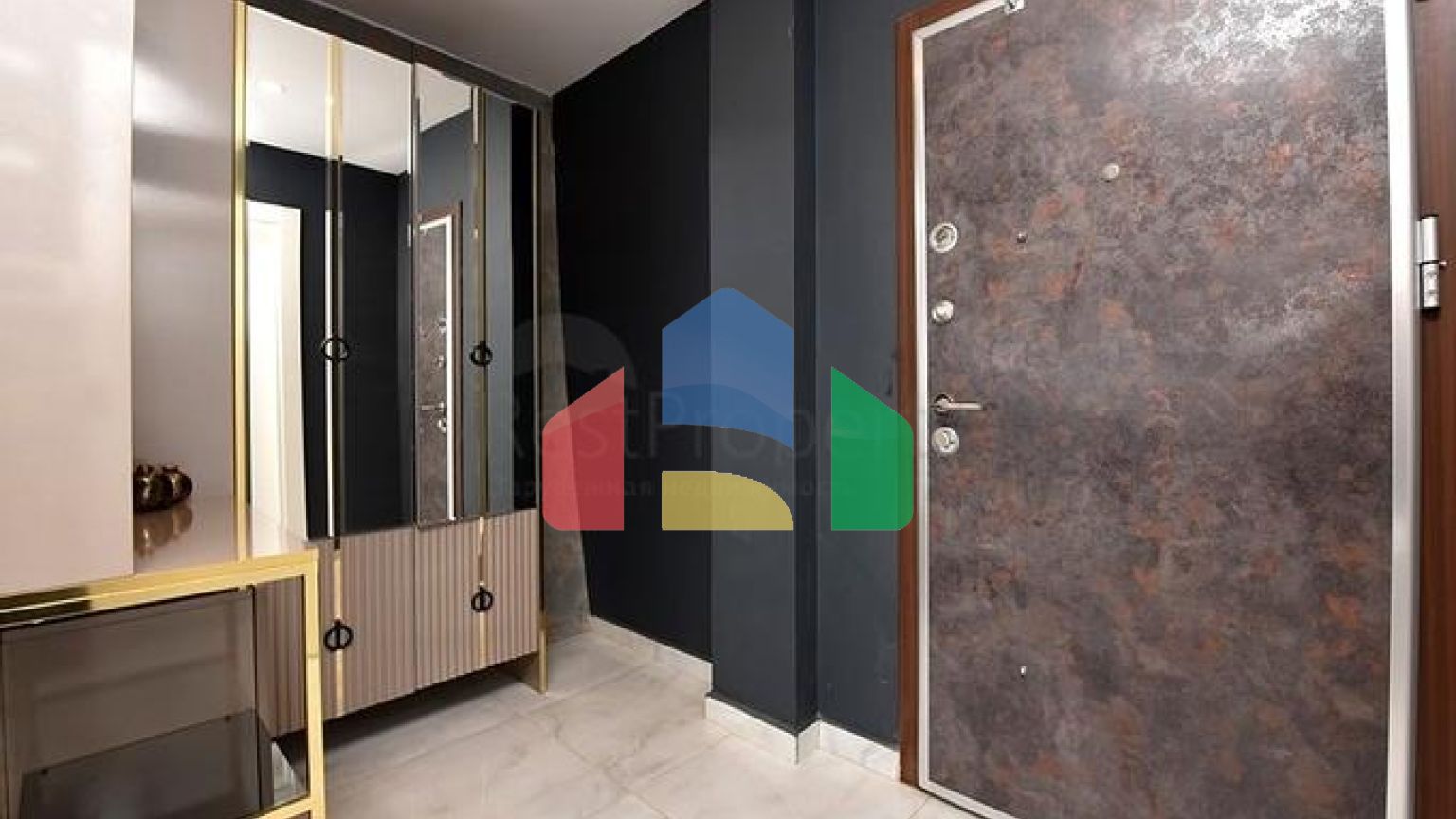 Трехэтажная вилла планировкой 5+1 в самом центре Алании